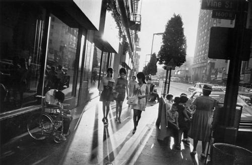 Garry Winogrand,LA,Los Angeles,sidewalk,minijupe,sixties,miniskirt,photo