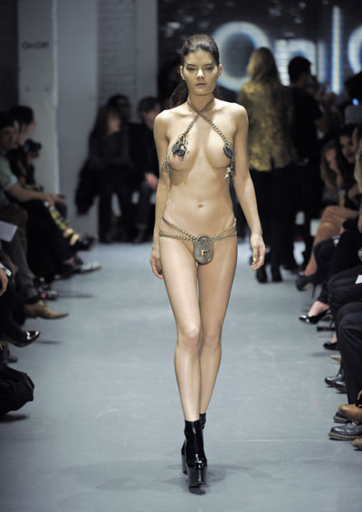 fashion-model-nadine-strittmatter-topless-video