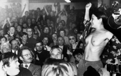 Une femme effectue un strip-tease lors d’un meeting du candidat à l’élection présidentielle Jean Royer, le 26 avril 1974 à Toulouse. Ph. DR